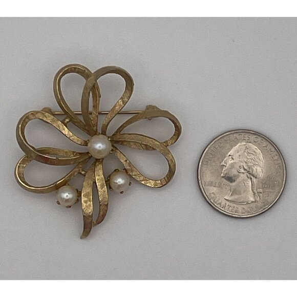 Vintage Brooch Gold Tone Flower 3 Faux Pearls 2" - Picture 7 of 7